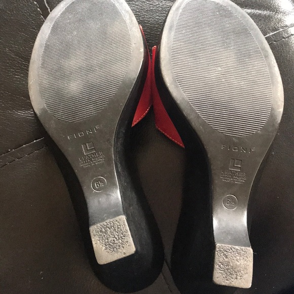EUC.  FIONI RED LEATHER UPPER WEDGE - Picture 4 of 4
